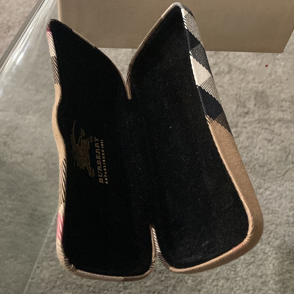 - Burberry Clam Glasses Case NEW With Box - Picture 4 of 9